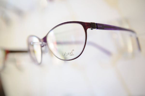 Brille vor einem hellen Hintergrund